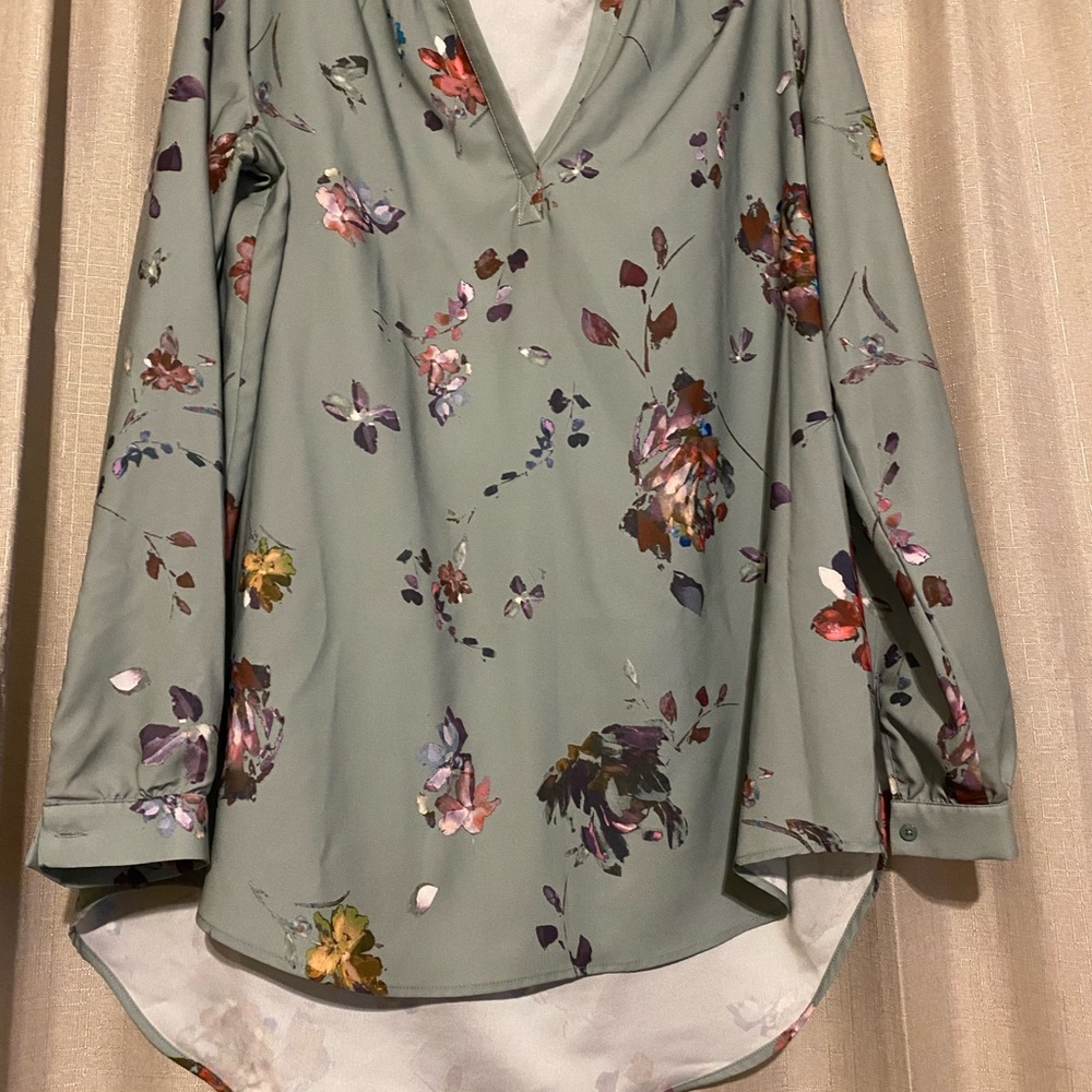 XL Madison blouse sage green w floral pattern
